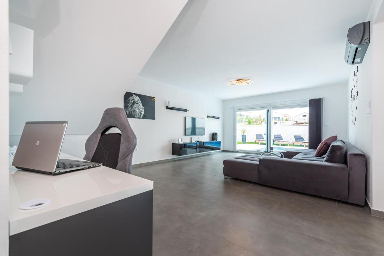 Luxury Villa Noemi Ražanac Buitenkant foto