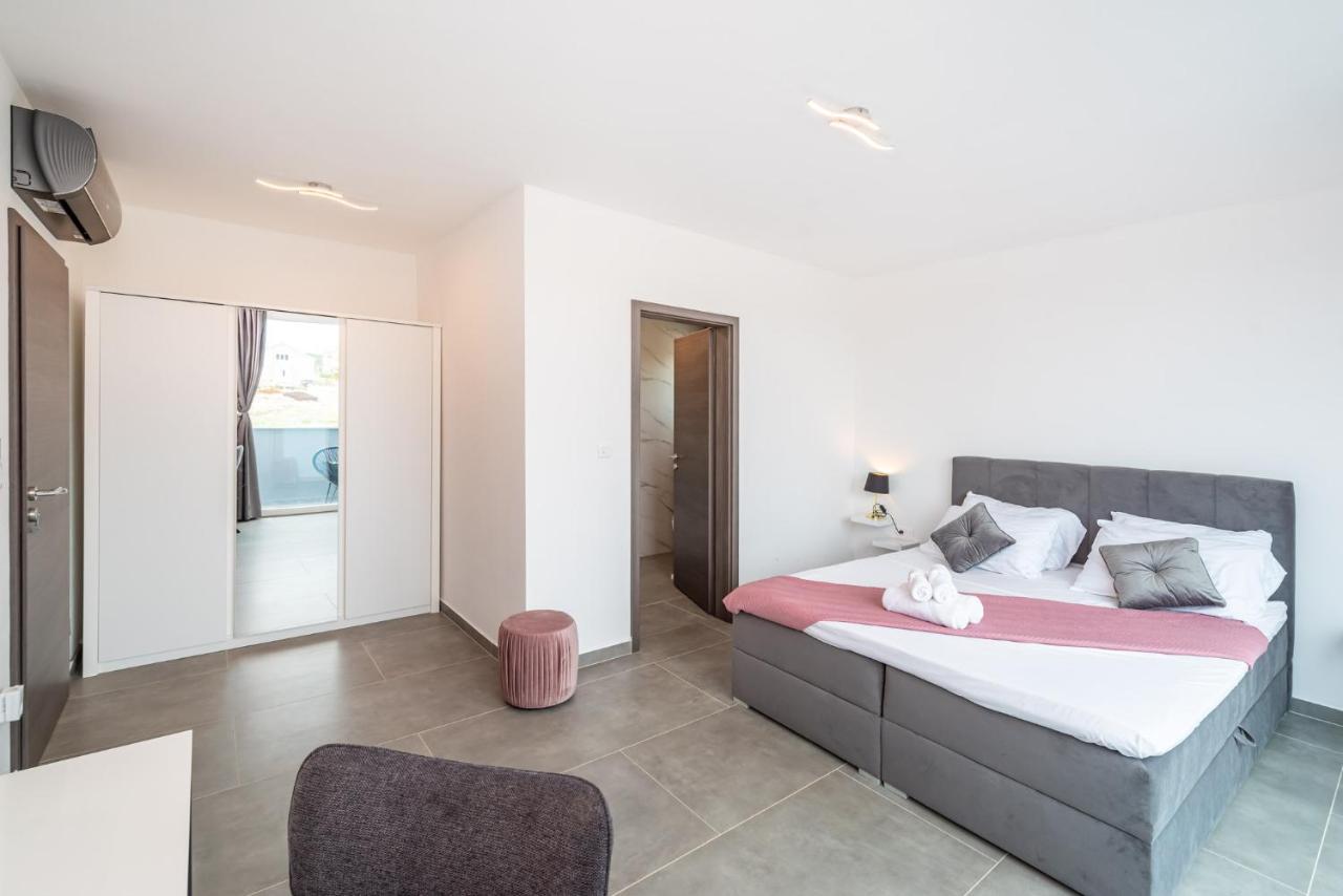 Luxury Villa Noemi Ražanac Buitenkant foto